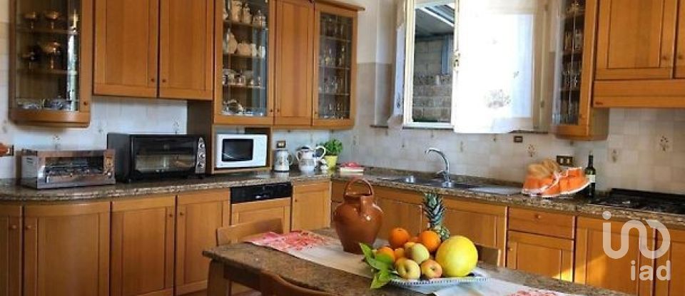 Casale 4 locali di 355 m² in Civitanova Marche (62012)