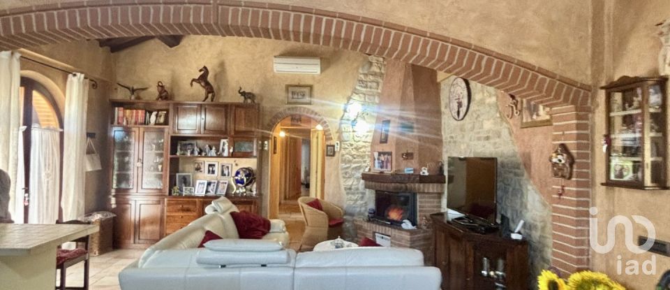 Casale 5 locali di 140 m² in Poggibonsi (53036)
