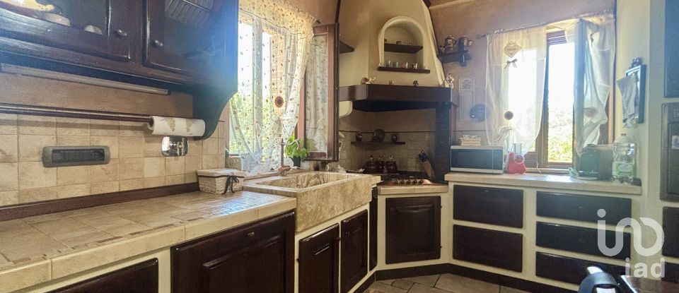 Casale 5 locali di 140 m² in Poggibonsi (53036)