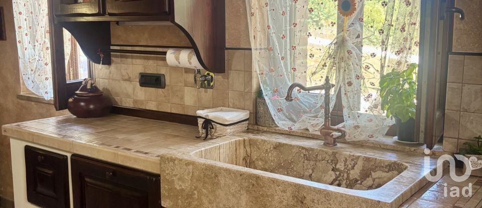 Casale 5 locali di 140 m² in Poggibonsi (53036)