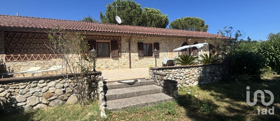 Casale 5 locali di 140 m² in Poggibonsi (53036)