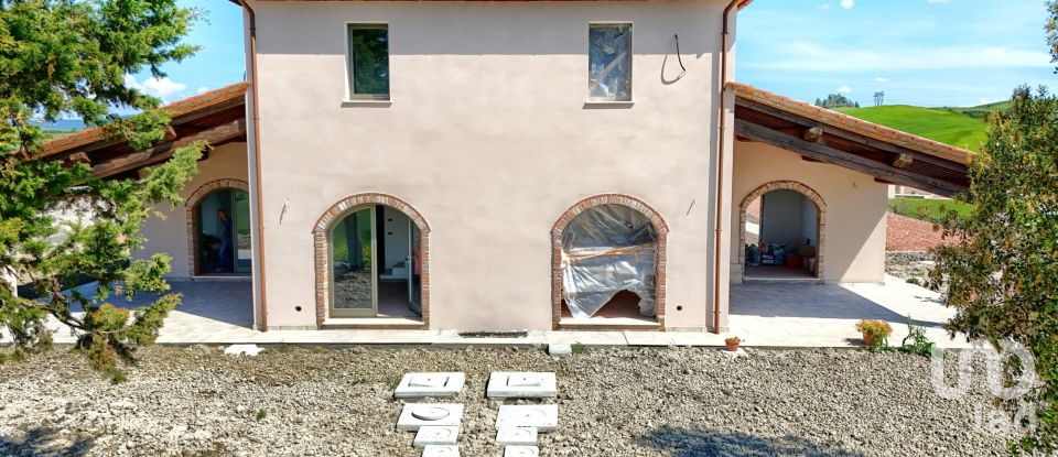 Rustico 7 locali di 145 m² in Lajatico (56030)
