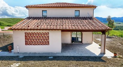 Rustico 7 locali di 145 m² in Lajatico (56030)