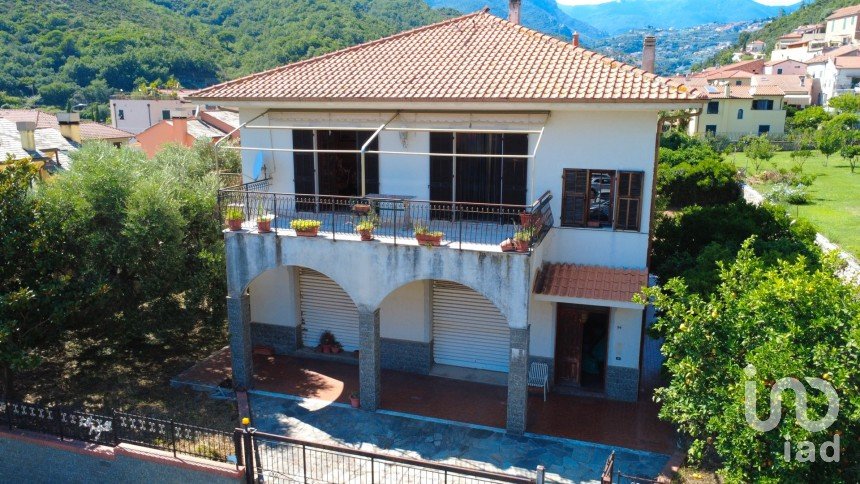 Casale 8 locali di 245 m² in Tovo San Giacomo (17020)