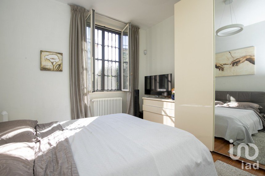 Townhouse 21 rooms of 420 m² in Genova (16148)