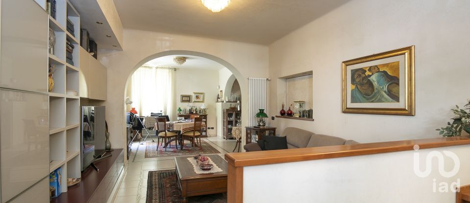 Townhouse 21 rooms of 420 m² in Genova (16148)