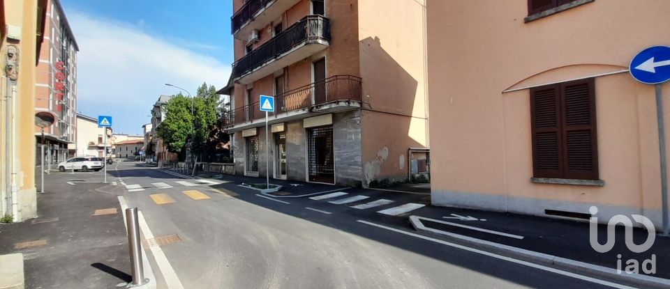 Shop / premises commercial of 130 m² in Erba (22036)
