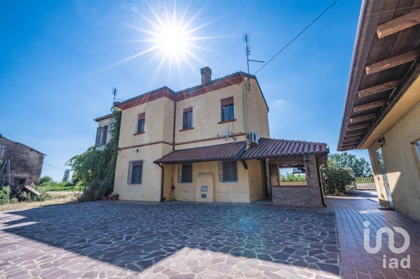 Casa indipendente / Villa 6 locali di 228 m² in Migliarino (44027)