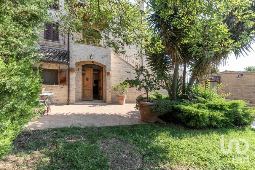 Rifugio 5 locali di 145 m² in Sant'Elpidio a Mare (63811)