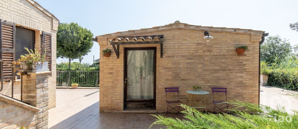 Rifugio 5 locali di 145 m² in Sant'Elpidio a Mare (63811)