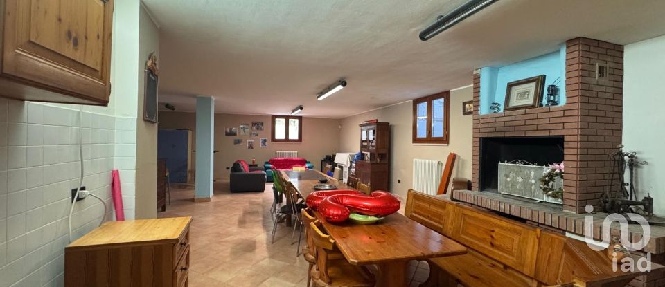 Casale 8 locali di 302 m² in Pesaro (61122)