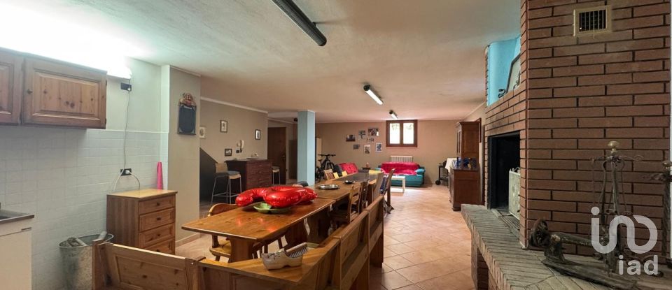 Casale 8 locali di 302 m² in Pesaro (61122)