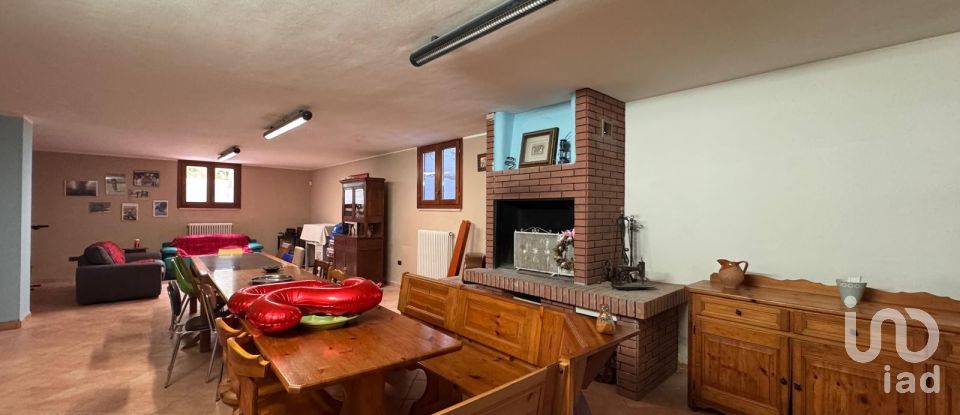 Casale 8 locali di 302 m² in Pesaro (61122)