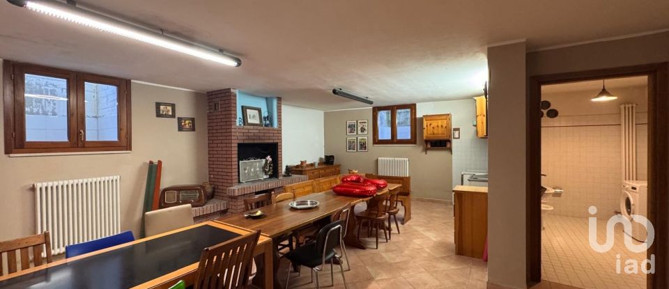 Casale 8 locali di 302 m² in Pesaro (61122)