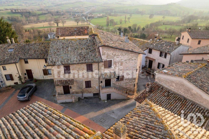 Lodge 3 rooms of 180 m² in Fossato di Vico (06022)