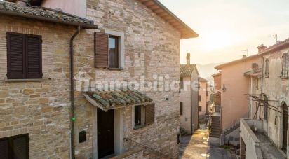 Lodge 3 rooms of 180 m² in Fossato di Vico (06022)