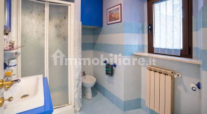 Lodge 3 rooms of 180 m² in Fossato di Vico (06022)