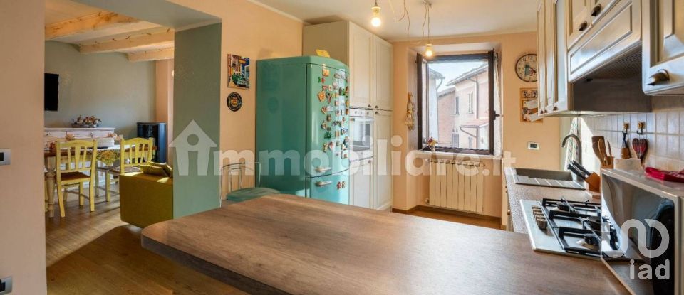 Lodge 3 rooms of 180 m² in Fossato di Vico (06022)