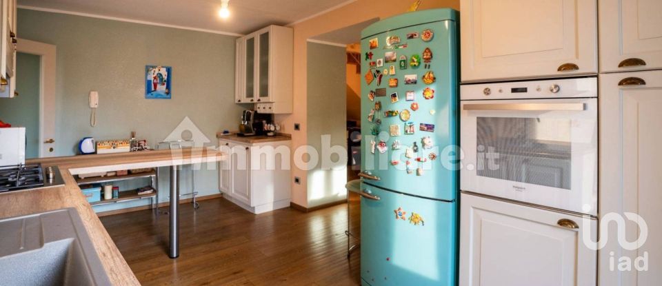 Lodge 3 rooms of 180 m² in Fossato di Vico (06022)