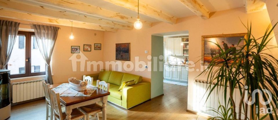 Lodge 3 rooms of 180 m² in Fossato di Vico (06022)