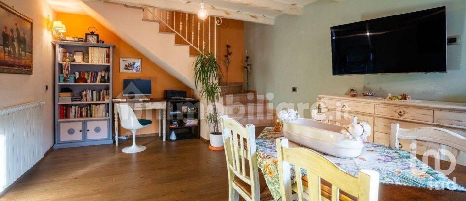 Lodge 3 rooms of 180 m² in Fossato di Vico (06022)