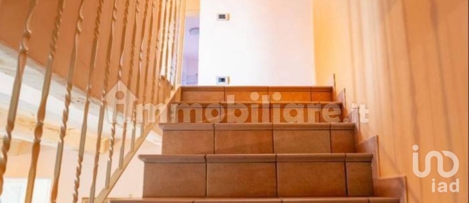 Lodge 3 rooms of 180 m² in Fossato di Vico (06022)