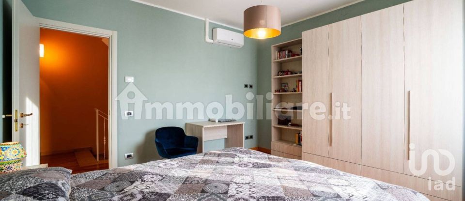 Lodge 3 rooms of 180 m² in Fossato di Vico (06022)