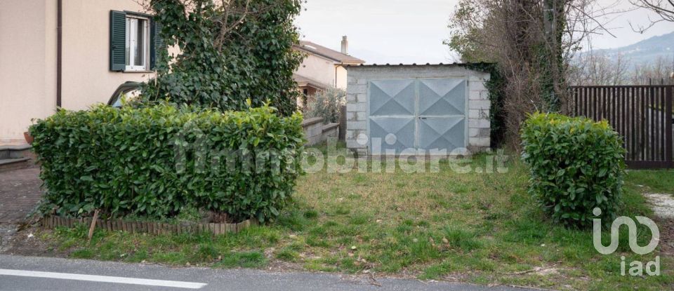 Lodge 3 rooms of 180 m² in Fossato di Vico (06022)