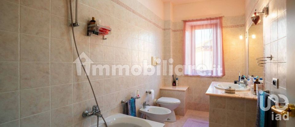 Lodge 3 rooms of 180 m² in Fossato di Vico (06022)