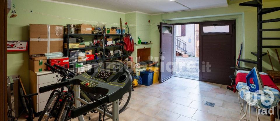 Lodge 3 rooms of 180 m² in Fossato di Vico (06022)