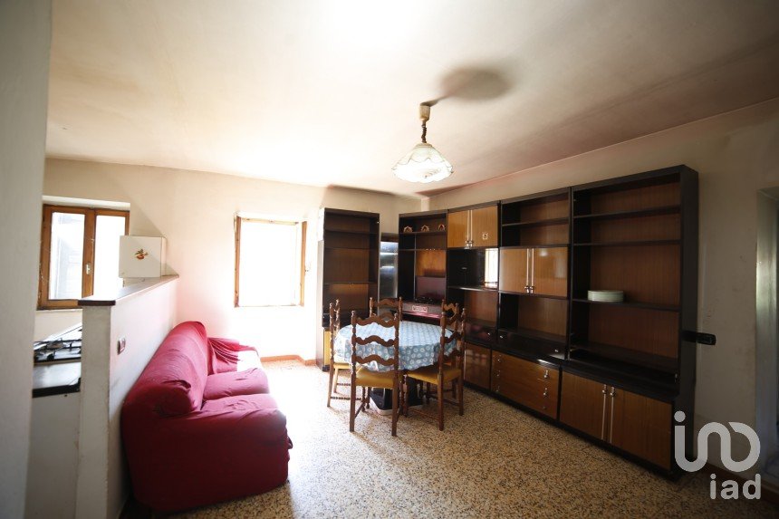 Varie superfici 0 locali di 500 m² in Frontone (61040)