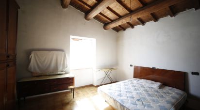 Varie superfici 0 locali di 500 m² in Frontone (61040)