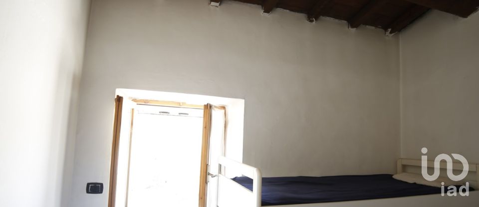 Varie superfici 0 locali di 500 m² in Frontone (61040)