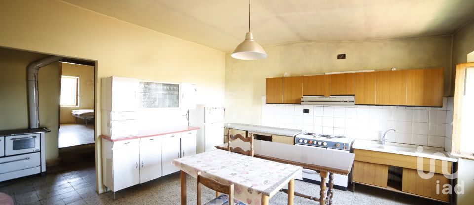 Varie superfici 0 locali di 500 m² in Frontone (61040)