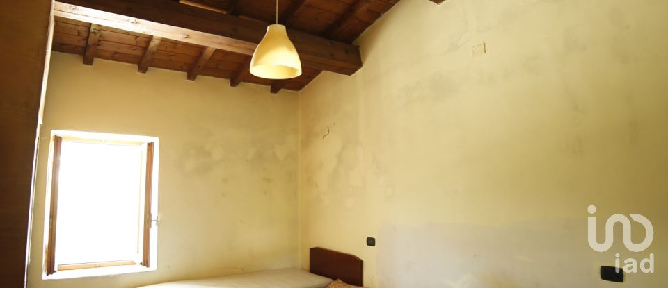 Varie superfici 0 locali di 500 m² in Frontone (61040)