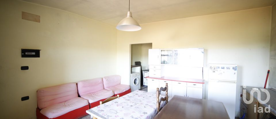 Varie superfici 0 locali di 500 m² in Frontone (61040)