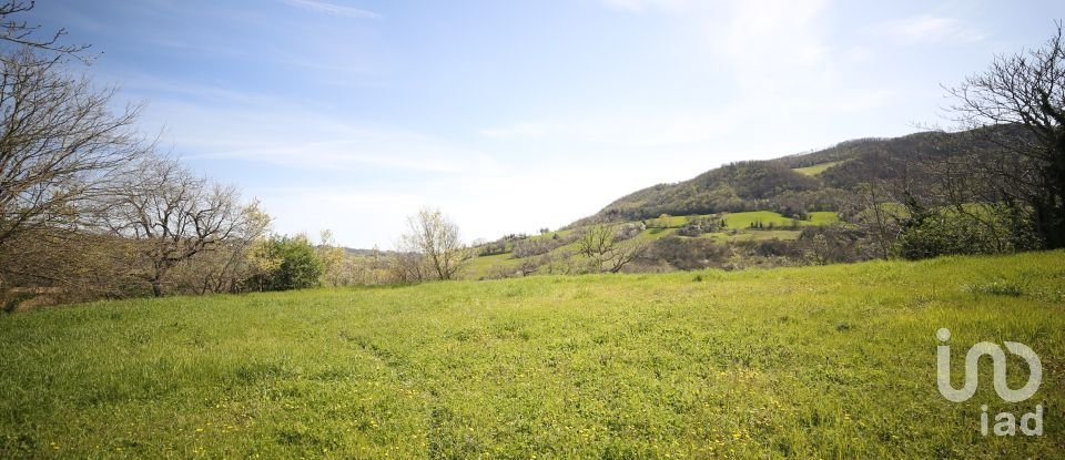 Varie superfici 0 locali di 500 m² in Frontone (61040)