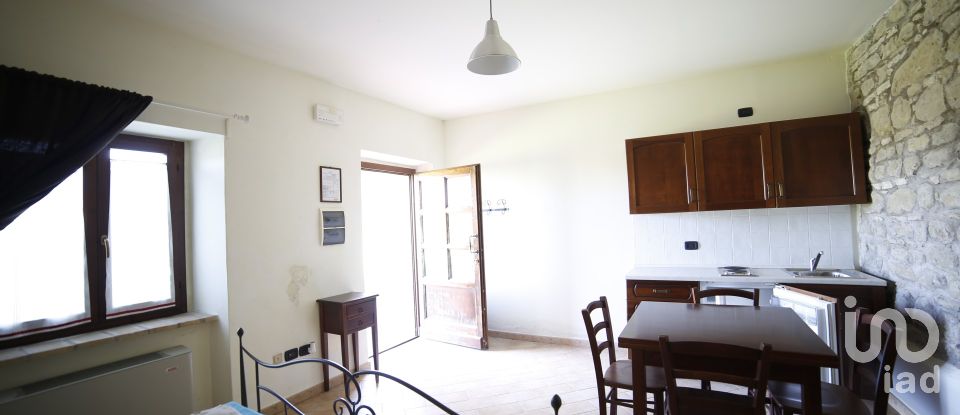 Varie superfici 0 locali di 500 m² in Frontone (61040)