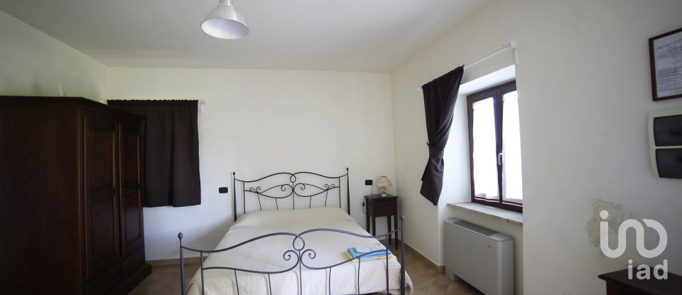 Varie superfici 0 locali di 500 m² in Frontone (61040)