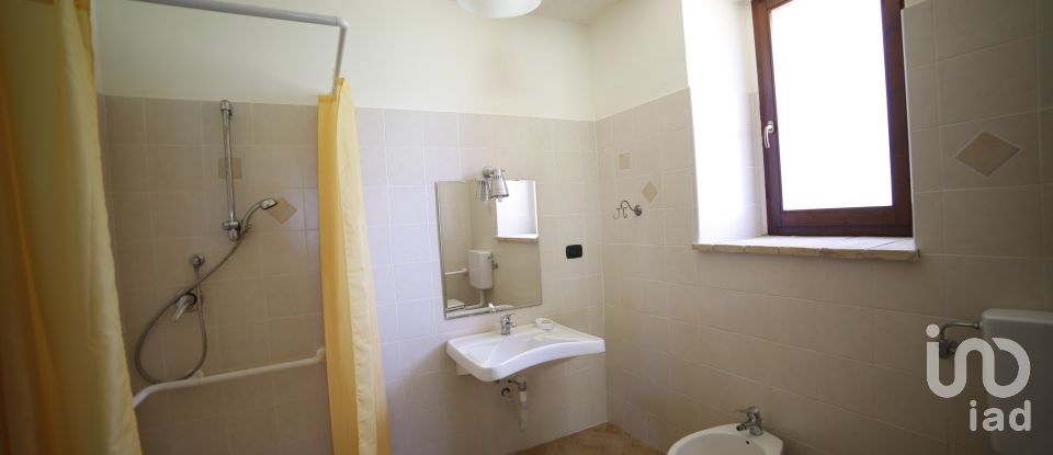 Varie superfici 0 locali di 500 m² in Frontone (61040)