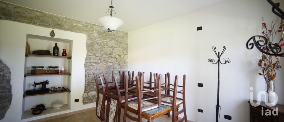 Varie superfici 0 locali di 500 m² in Frontone (61040)