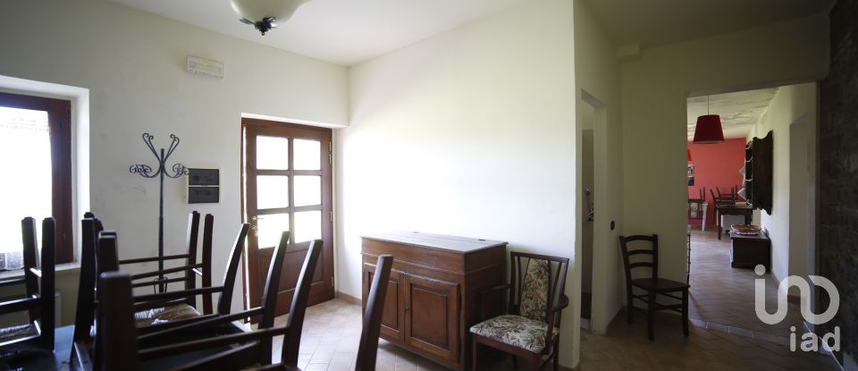 Varie superfici 0 locali di 500 m² in Frontone (61040)