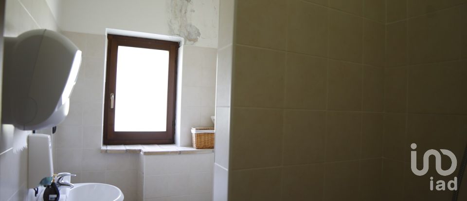 Varie superfici 0 locali di 500 m² in Frontone (61040)