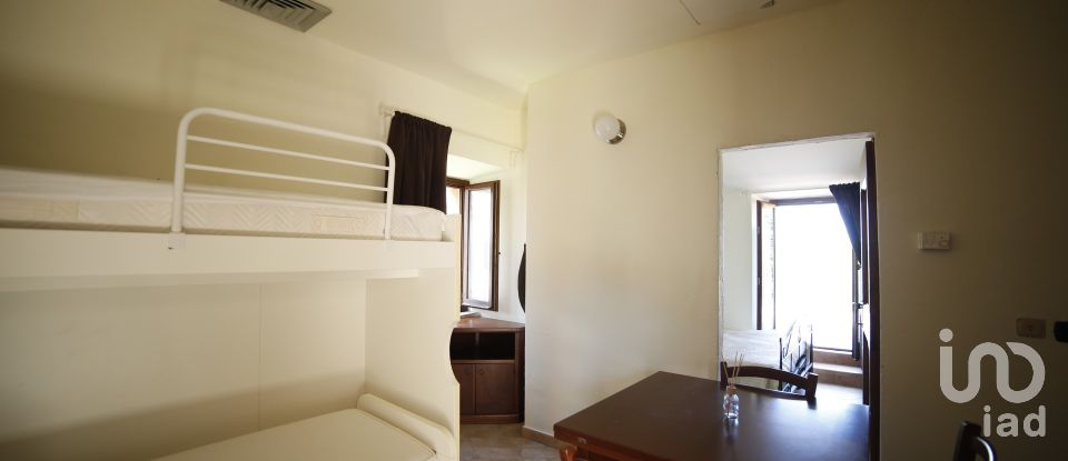 Varie superfici 0 locali di 500 m² in Frontone (61040)