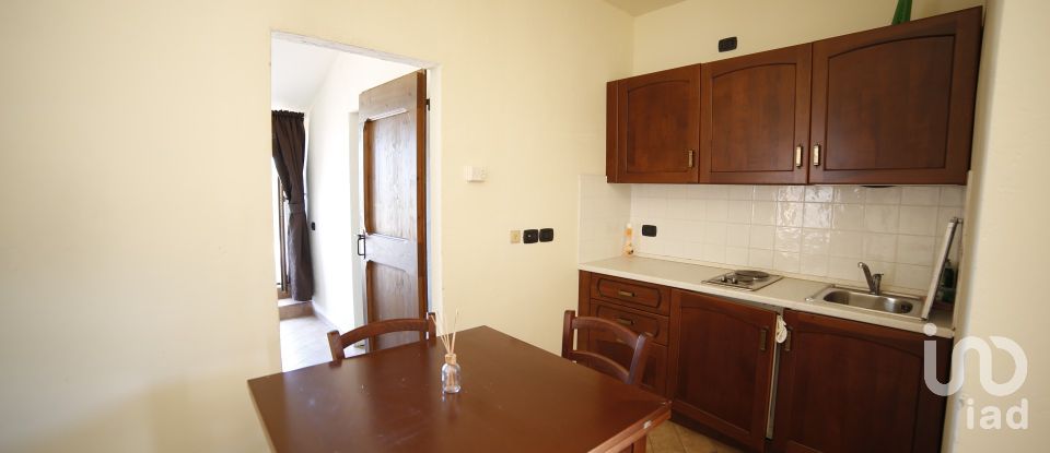 Varie superfici 0 locali di 500 m² in Frontone (61040)