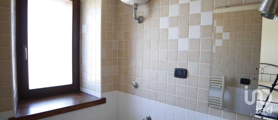 Varie superfici 0 locali di 500 m² in Frontone (61040)