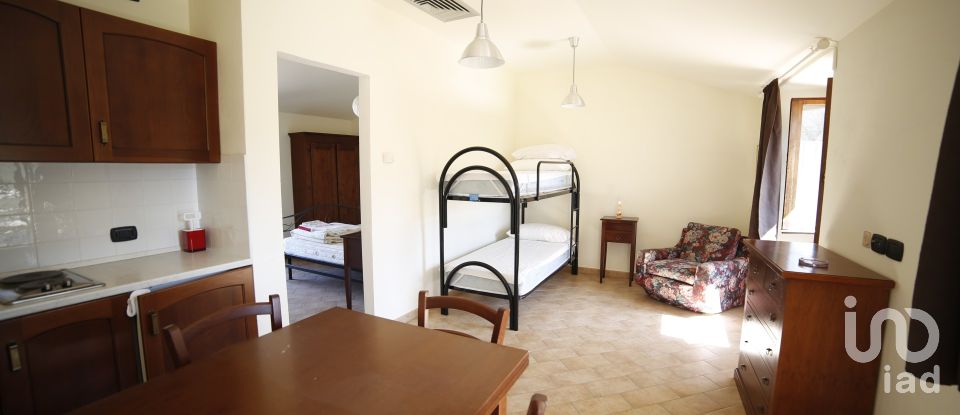 Varie superfici 0 locali di 500 m² in Frontone (61040)