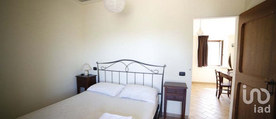 Varie superfici 0 locali di 500 m² in Frontone (61040)