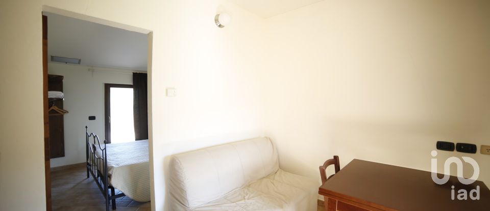 Varie superfici 0 locali di 500 m² in Frontone (61040)