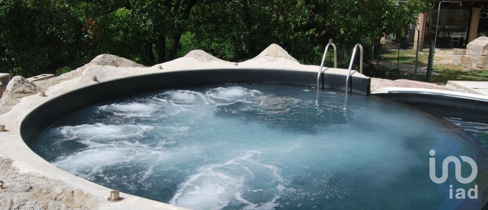 Hotel-restaurant of 2,500 m² in Urbino (61029)